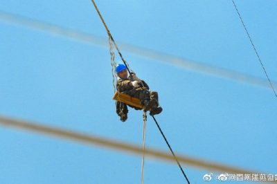 泰州供電公司對碳纖維導(dǎo)線耐張線夾出口處進行補強