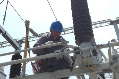 淮安供電公司組織母線設(shè)備進行集中檢修和消缺