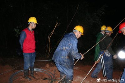 110千伏電桿傾斜，衡陽輸電檢修公司進行加裝內(nèi)角拉防倒桿措施