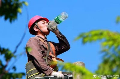 壽縣供電公司頂著38度高溫桿上作業(yè)，改造低壓線路