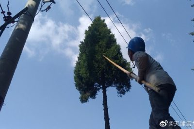 110千伏曙光變電站對智能巡檢機器人的路徑信息、數(shù)據(jù)傳輸?shù)认到y(tǒng)進行檢驗調試