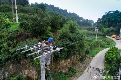 架設(shè)0.4kV低壓線路，改造老舊變壓器和線路