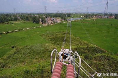帶電作業(yè)檢修輸電線路，處理導線引流板發(fā)熱問題