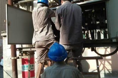 竹山縣供電公司對(duì)低壓配電柜、開關(guān)、漏電保護(hù)器和客戶側(cè)用電設(shè)備消除缺陷