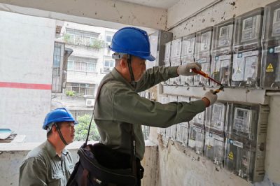 丹江口市供電公司到張家營社區(qū)居民樓進行安全用電檢查