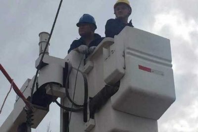 延安供電公司變電檢修人員更換洛黃開(kāi)關(guān)線夾及下引線