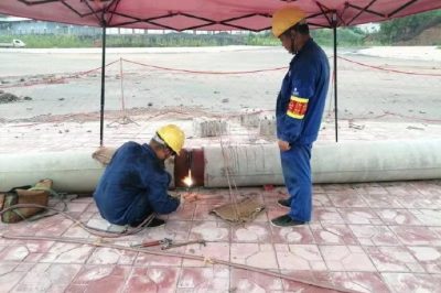 資陽供電公司奔忙在各個(gè)工程施工現(xiàn)場(chǎng)，上可以電桿架線，下可以做拉線