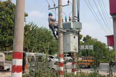 淮安淮陰營北供電所組織人員進行變壓器調檔工作，確保用戶在炎炎夏日當中用上放心電、舒心電