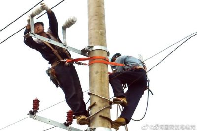 盱眙縣供電公司架設(shè)排澇站配電臺架、安裝配電變壓器