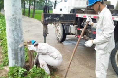 胡寨供電所對10KV105線路101、102#被暴雨沖斜的電桿進(jìn)行扶正