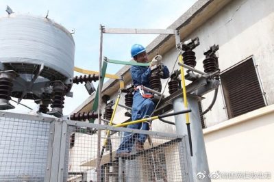 張家港市供電公司在35千伏慶余變?yōu)?號電容器組修理接觸不良、發(fā)熱的刀閘