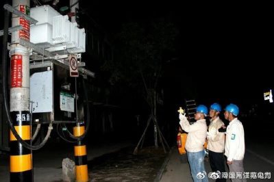 供電所值班員用紅外線測(cè)溫儀測(cè)量八義集鎮(zhèn)街道8#變壓器器身、電纜接頭等處溫度