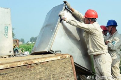 盱眙縣供電公司拆除原配電箱，更換安裝新式智能配電箱