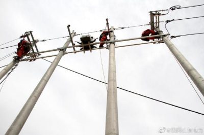 10千伏創(chuàng)業(yè)園國網(wǎng)利津縣供電公司工作人員登桿升級線路，供電安全穩(wěn)定