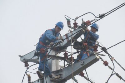 10千伏線路遷改，新立鋼管塔2基，架設(shè)絕緣導(dǎo)線300米，敷設(shè)過(guò)路高壓電纜160米