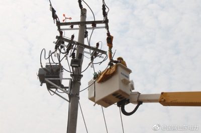 溫店鎮(zhèn)10千伏油棉線17號-1桿上進(jìn)行帶電安裝作業(yè)