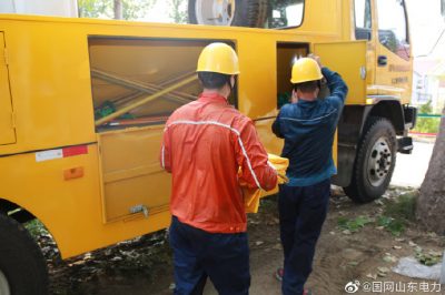 帶電作業(yè)在10千伏單廟線安裝分界開關(guān)，提升供電可靠性