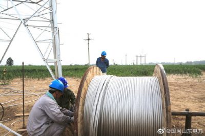 夏津縣供電公司冒高溫爬鐵塔架導線，為民供電