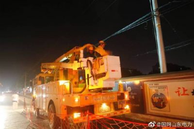 10千伏王石線開展檢修作業(yè)，新上400千伏安箱變一臺