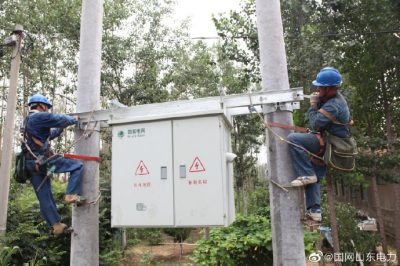 增容新裝200千伏安變壓器1臺(tái)、新立電桿5基、架設(shè)絕緣導(dǎo)線400余米