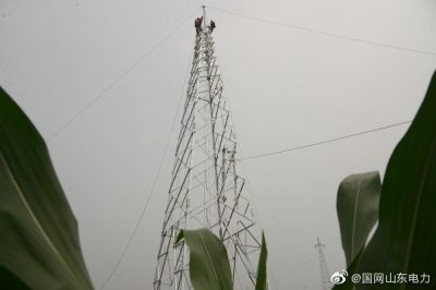 莒縣供電公司進行35千伏安莊變電站配套線路鐵塔組裝工作