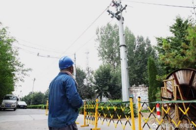 桓臺(tái)縣供電公司新立電桿27基、架設(shè)線路1.3公里、敷設(shè)電纜200余米