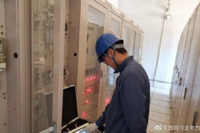 持續(xù)高溫雷雨天，傾盆暴雨嘩嘩下，供電職工檢修忙