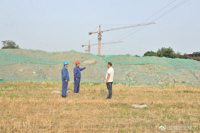 高壓線下堆土，危險(xiǎn)！河北沙河市供電公司工作人員迅速監(jiān)督項(xiàng)目經(jīng)理安排人員清理