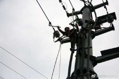 高溫下架設線路，確保客戶及時用電