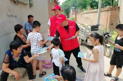 深入轄區(qū)村莊，向留守老人、兒童講解暑期安全用電常識(shí)，增強(qiáng)他們的安全用電意識(shí)