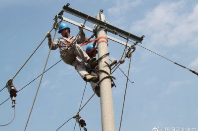 頭頂炎炎烈日對10千伏線路進(jìn)行改造，保障客戶用電