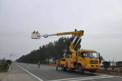 織帶電安裝10千伏線路跨路限高指示燈，預(yù)防外力破壞事故