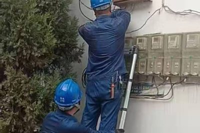 漳縣供電公司在北孔村整理村內(nèi)線路，使村民用上安全電
