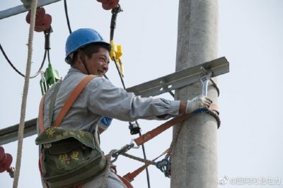 衡水市冀州區(qū)供電公司為門(mén)莊鄉(xiāng)丁家莊村進(jìn)行配變?cè)鋈? title=