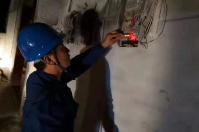 衡水市桃城區(qū)供電公司分組逐段線路、逐個(gè)電纜分接箱查找故障點(diǎn)
