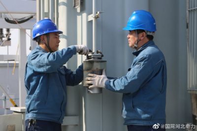 海興縣供電公司對變電站站內(nèi)設備進行巡視，及時消除安全隱患
