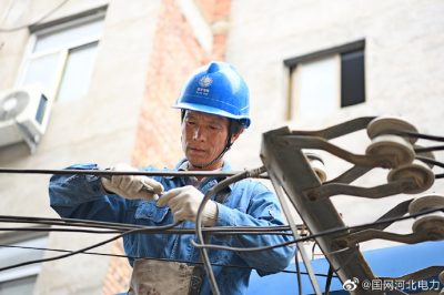 定州市供電公司為用戶更換低壓接戶線，確保電力可靠到戶