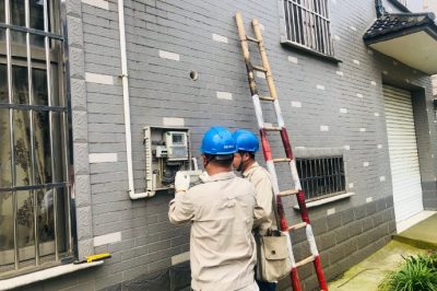 尚湖供電所對冶塘和平18號、華都2號配變等臺區(qū)開關箱、接戶線、用戶表箱進行巡檢