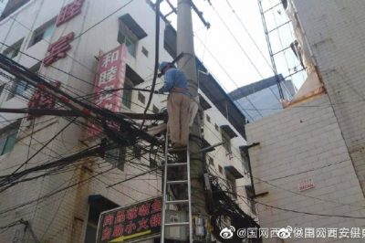 西安供電公司及時修復(fù)轄區(qū)內(nèi)因惡劣天氣而造成的斷裂線路