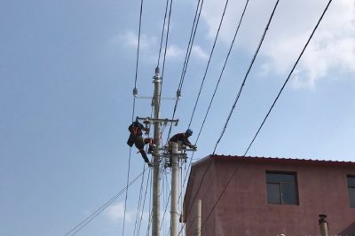 天津薊州供電公司：工作人員不畏酷暑，只為給您一個(gè)涼爽的夏天！給師傅們點(diǎn)贊！