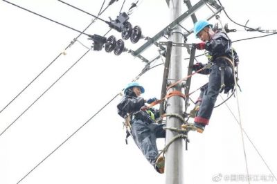 國網龍泉市供電公司：冒雨對10千伏城西線支線1號桿安裝分支開關，搶修送電