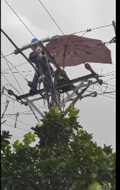 10KV中臨線羊頭壩村5號臺區(qū)2號桿“電桿上撐傘改負(fù)荷”