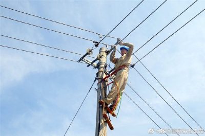 珠江供電所安裝配電柜、施放8米長電纜