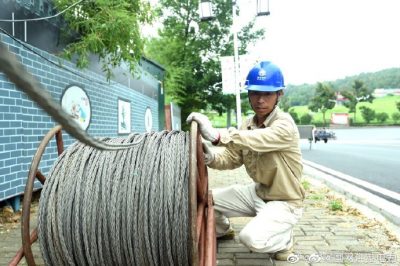 盱眙縣供電公司組織施工人員為盱眙縣五墩小學新校區(qū)鋪設電纜