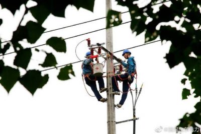 白塔鎮(zhèn)大莊線37+1號桿組裝橫擔、刀閘、令克等設備