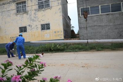 梁山縣供電公司新立電桿6基、新建低壓架空絕緣線0.31千米、新增一臺(tái)400千伏安變壓器