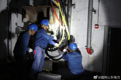 小區(qū)地下停車場處燒毀的電纜進行絕緣、防水處理