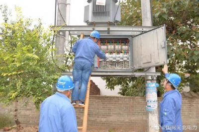 元氏縣供電公司對供電線路和配變等供電設(shè)施進(jìn)行免費(fèi)檢查和維護(hù)