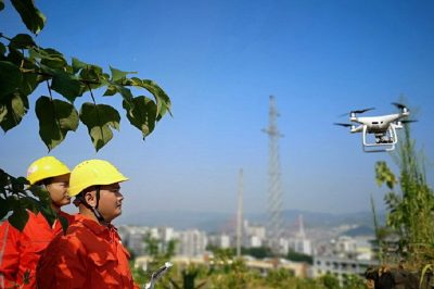 重慶豐都供電公司使用無人機(jī)對(duì)110千伏豐三東線進(jìn)行巡視檢查