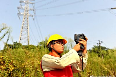 重慶市區(qū)供電公司戶外巡線保電網安全度夏
